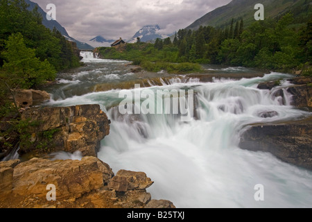 Suchen Swiftcurrent fällt auf den Damm am Swiftcurrent Lake in vielen Gletscher Stockfoto