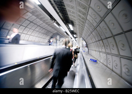 Passagiere auf Travelator an London Underground station England UK Stockfoto