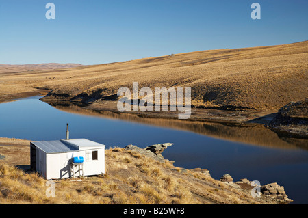 Hütte Logan Burn Reservoir und Lammermoor Bereich alte Dunstan Trail Central Otago Südinsel Neuseeland Stockfoto