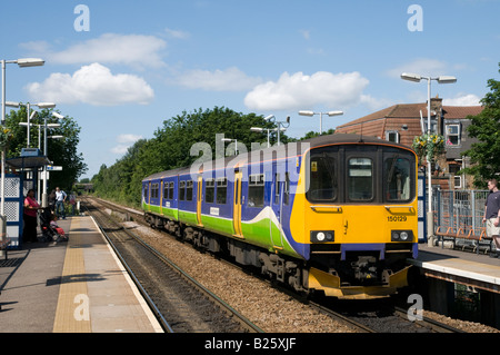 Oberirdischen Diesel Zug auf die Evangelium-Eiche in Barking Zweig der North London Line, England, UK Stockfoto