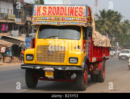 Tata Truck fährt durch starken Verkehr auf der National Highway-NH17 in Thokkottu in der Nähe von Mangalore Karnataka Indien Stockfoto