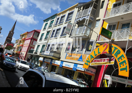 Eines der bunten lebhaften Straßen von Martinique in der Karibik Stockfoto