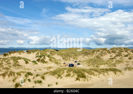 Menschen, die unter den Sanddünen auf Shell Island, North Wales camping. Stockfoto