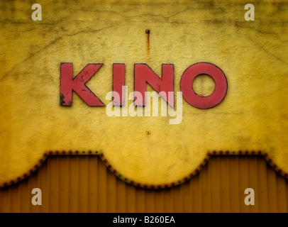 Rotes Kino Schild an gelbe Wand Stockfoto