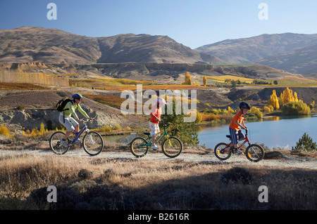 Mountain Biker Lake Dunstan und herbstlichen Farben Bannockburn Central Otago Neuseeland Südinsel Stockfoto