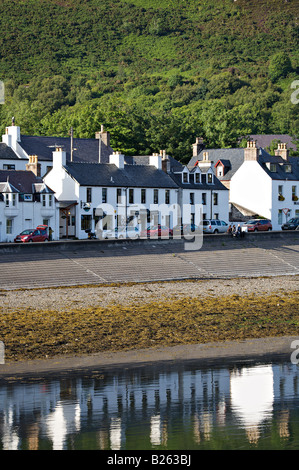 Die weißen fronted Häuser am Meer von Ullapool Stockfoto