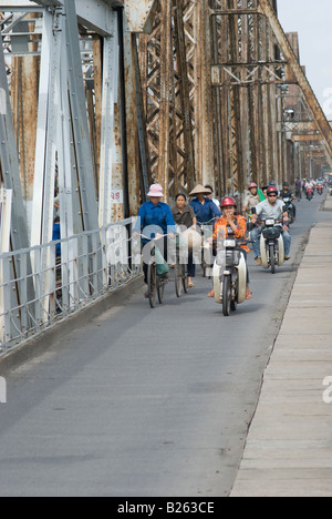 Motorräder und Fahrräder, die Überquerung des Roten Flusses in Hanoi auf der Long Bien Eisenbahnbrücke Stockfoto