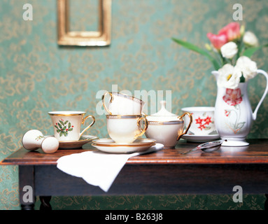 Tee-Sets auf Tisch Stockfoto