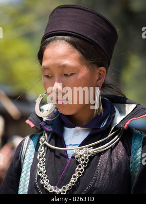 mürrisch Teenagerin Black Hmong in Sapa Vietnam Stockfoto