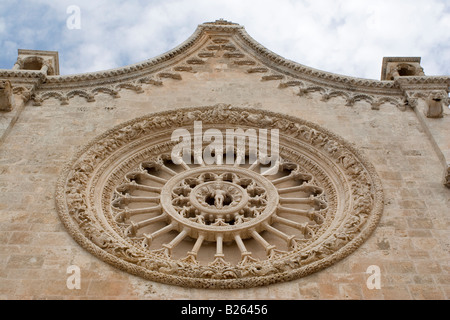 Das Fenster der kommunalen Kirche in Ostuni in Apulien, Italien. Es ist ein schönes Beispiel mittelalterlicher Architektur.
