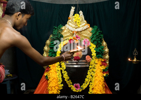 Ein Priester ist verpflichtet eine Puja mit eines der Heiligen Lingam am Talakkad in Karnataka. Dies ist im Rahmen des Panchalinga Festivals. Stockfoto