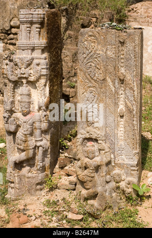 Steinschnitzereien aus der Hoysala-Zeit in der Nähe eines der Tempel mit dem Heiligen Lingam am Talakkad in Karnataka. Stockfoto