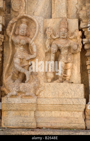 Steinschnitzereien aus der Hoysala-Zeit in einem der Tempel mit dem Heiligen Lingam am Talakkad in Karnataka. Stockfoto