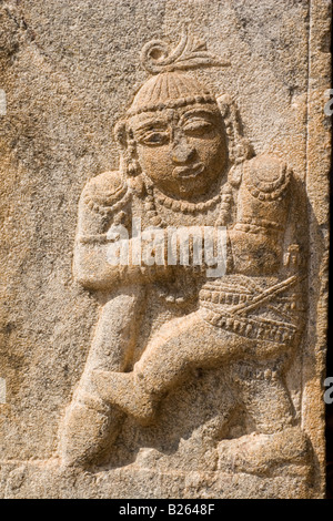 Hoysala zeitlich Carven auf eines der Tempel mit dem Heiligen Lingam am Talakkad in Karnataka. Stockfoto