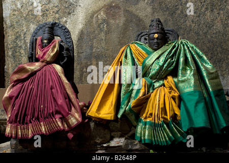 Zwei steinerne Gottheiten sind gekleidet in einem der Tempel mit dem Heiligen Lingam am Talakkad in Karnataka. Stockfoto