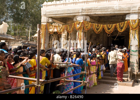 Menschen-Warteschlange geben Sie eines der Tempel mit dem Heiligen Lingam am Talakkad in Karnataka. Stockfoto