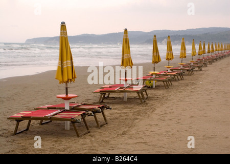 Sonnenliegen am Strand in der Nähe von Vieste im Gargano Apulien Italien Bereich. Die Farbtöne sind nach unten für den Tag, als Abend beginnt zu setzen Stockfoto