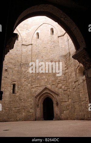 Blick durch einen Bogen in den Hof des Castel del Monte in Apulien, Italien. Stockfoto