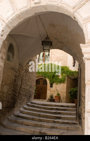 Ein Bogen und Schritte in der Altstadt von Giovinazzo, Italien. Stockfoto