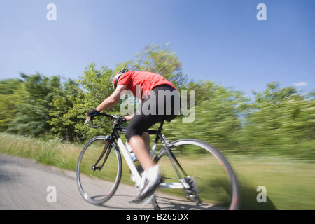 Seitenansicht eines Radfahrers Radfahren auf Straße, Bewegungsunschärfe Stockfoto