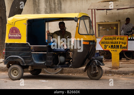 Eine Autorikscha auf einer Straße in Bangalore, Indien. Der Fahrer wartet für Unternehmen. Stockfoto