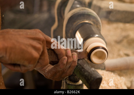 Männer arbeiten in einem Lackwaren-Werk in Channapatna in der Nähe von Mysore. Die Männer verwenden Drehmaschinen um Holz zu machen. Stockfoto