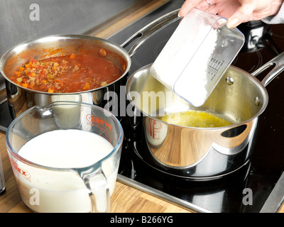 Zubereitung Köstliche Hausgemachte Italienische Hackfleisch Rindfleisch Bolognese Lasagne, Zugabe Von Mehl Zu Geschmolzener Butter, Um Frische Bechamel Sauce Zu Machen Stockfoto