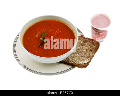 Geröstete Paprika Suppe mit Roggen Toast und Kirsch Joghurt Stockfoto