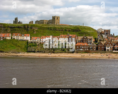 Blick durch den Hafen von Whitby an der Marienkirche Stockfoto