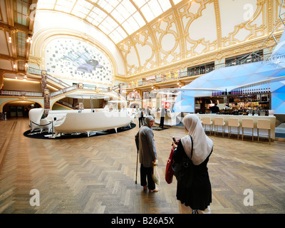 Integration zwei muslimische Frauen tragen Hijab in der Stadsfeestzaal auf der Straße Meir in Antwerpen Flandern Belgien Stockfoto