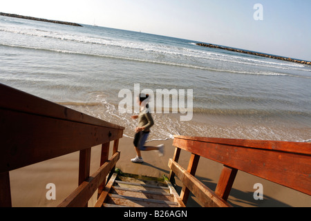 Jogger am Strand, Gordon, Tel Aviv, Israel Stockfoto