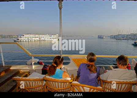 Kreuzfahrt auf dem Nil, Blick vom Oberdeck auf Kreuzfahrt Schiff und Bootssteg, Luxor, Ägypten, Afrika Stockfoto