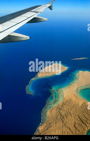 Flugzeugflügel über dem Roten Meer, Strand mit Riff, Hurghada, Ägypten, Afrika Stockfoto
