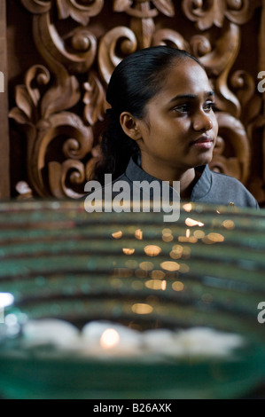 Junge Frau in der Spa-Rezeption, ein & Only Resort Reethi Rah, Malediven Stockfoto