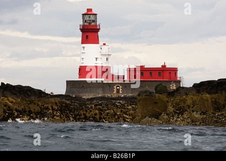 Longstone Leuchtturm am Meer gegen bewölktem Himmel. Stockfoto