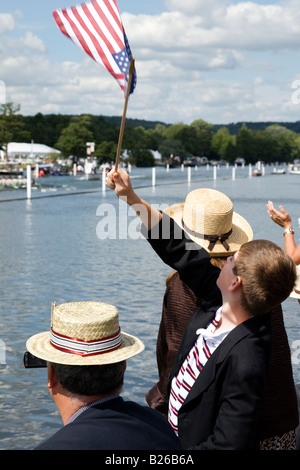 Zuschauer-Wellen auf American Crew bei der Henley royal regatta Stockfoto