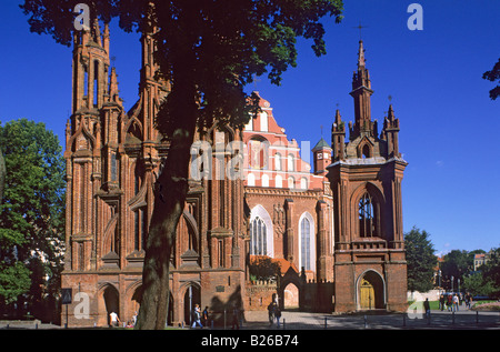 St.-Annen Kirche und die Kirche des Klosters Bernhardiner sind auch bekannt als The Gothic Ensemble, Litauen, Vilnius Stockfoto