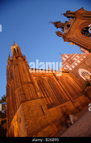 St.-Annen Kirche und die Kirche des Klosters Bernhardiner sind auch bekannt als The Gothic Ensemble, Litauen, Vilnius Stockfoto