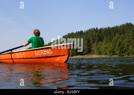 Mann ein Ruderboot am See Lusis in Paluse, Nationalpark Aukštaitija, Litauen Stockfoto