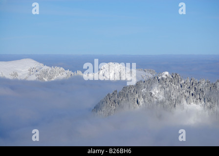 Reichen tief verschneiten Bergszene mit Nebel unten im Tal, Sonnenkopf, Sonthofen, Allgäu, Allgäu, Schwaben, Bayern, Deutschland Stockfoto
