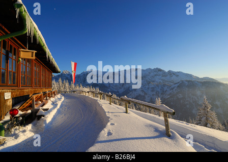 Hütte Vorderkaiserfeldenhuette im Winter mit Tiroler Fahne und Wilder Kaiser reichen, Zahmer Kaiser, Kaiser Sortiment, Kufstein, Tyrol, Stockfoto