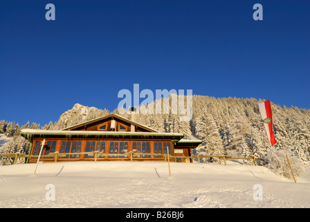 Hütte Vorderkaiserfeldenhuette im Winter mit Tiroler Fahne, Zahmer Kaiser, Kaiser Sortiment, Kufstein, Tirol, Österreich Stockfoto