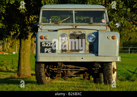 Historischen 1963 Landrover Serie 2a Truckcab sehr originell und voll funktionsfähig auf einer Farm in Dunsfold, UK 2004. Stockfoto