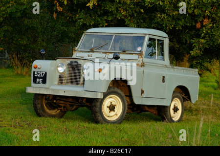 Historischen 1963 Landrover Serie 2a Truckcab sehr originell und voll funktionsfähig auf einer Farm in Dunsfold, UK 2004. Stockfoto