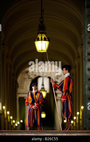 Zwei Schweizergarde in traditionellen Uniformen im Dienst vor dem Vatikan, Rom, Italien Stockfoto