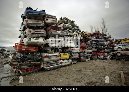 Auto Breakers yard Neuseeland hauptsächlich japanische Autos stapeln hoch nach Verarbeitung und warten auf den Brecher Stockfoto