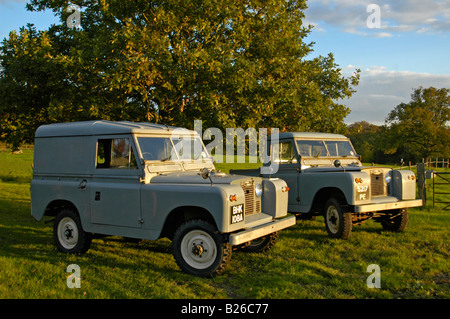 AppleMark A passende Paar von zwei historischen 1963 Landrover Serie 2a auf einer Farm in Dunsfold, UK 2004. Stockfoto