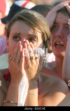 Englische Fußball-Fans reagieren emotional nach England nach Portugal während des WM-Viertelfinales verliert Stockfoto