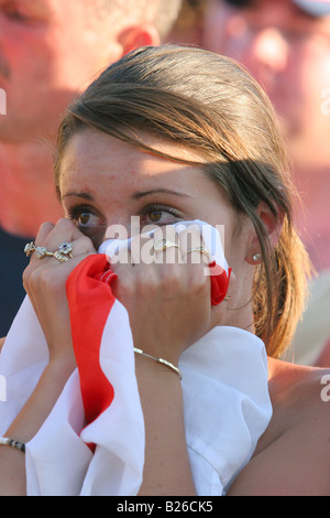 Englische Fußball-Fans reagieren emotional nach England nach Portugal während des WM-Viertelfinales verliert Stockfoto