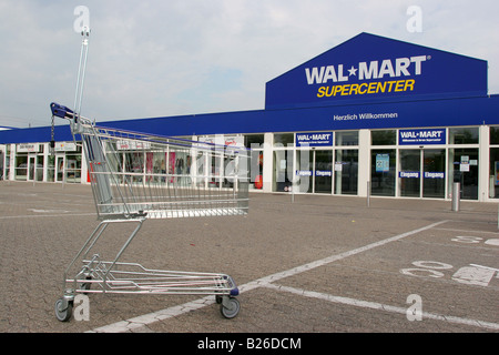 Wal-Mart ist der größte Einzelhändler der Welt der Supercenter in Deutschland die Schließung Stockfoto